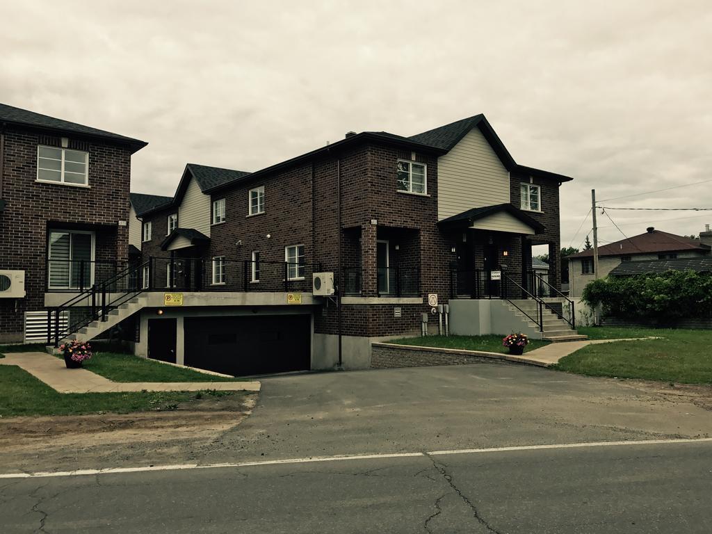 Luxury Two Story Villa Unit D Laval Luaran gambar