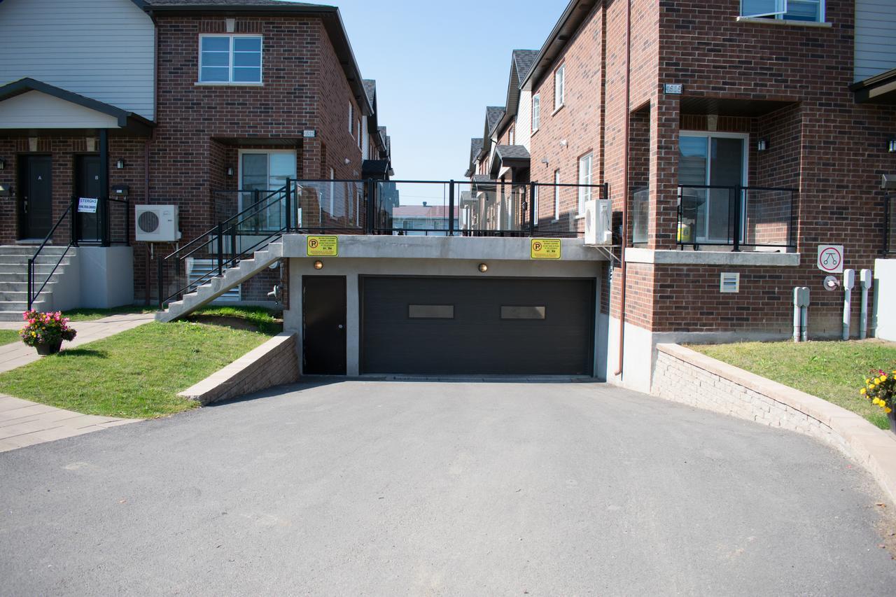 Luxury Two Story Villa Unit D Laval Luaran gambar